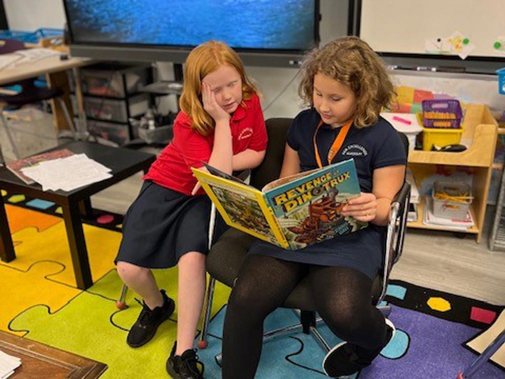 Par-two-girls-reading